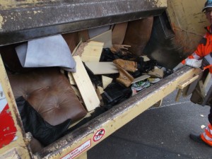 Selbst die Orangenen Engel wunderten sich über die vielen ehemals sicher nett anzusehenden Schuhe und Stiefel, die nun &quot;tot&quot; in der Müllschüttung lagen.