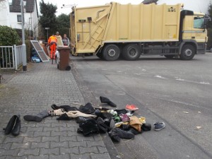 Nach dem Einladen und Wegpressen dieses Sperrmüllhaufens war das Müllauto voll und musste auf die Kreismülldeponie zum Verkippen fahren