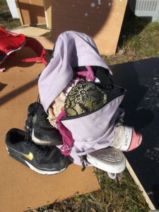 Ein geiler, aber auch vielsagender Anblick: Die schon sehr ausgelatschten Air-Max hatte wohl noch die Tochter an den Eastpak-Rucksack gehängt. Die rosa Girlychucks hatte wohl die Mutter beim Aufräumen herzlos in das viel zu kleine Täschchen gestopft und die teilweise sehr sexy Wäsche hatte sicher die Mutter diskret eingepackt und den Reißverschluss zugezogen. So durchwühlt wie der ganze Sperrmüllhaufen war, erklärte das auch, warum wohl ein Sperrmüllfledderer in ihrer Intimwäsche rumgewühlt hatte.