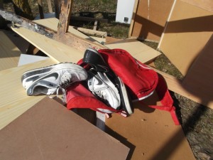 Ob der kaputte &quot;Bayern-München&quot;-Fan-Rucksack vor dem Durchwühlen noch mehr Sneaker beinhaltet hat?