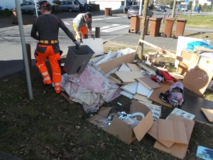 Wenig begeistert über den auseinander gerissenen Sperrmüllhaufen machten sich die Orangenen Engel gleich an die Arbeit!