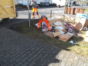 Mit Schwung wurde das Gerümpel in die Müllschüttung geschleudert!