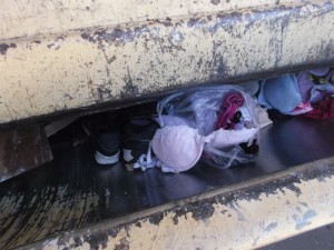 Selbst wenn die (Ex)Besitzerin der Air-Max jetzt gerade angerannt käme; ... da ihre Hand reinzustrecken, würde niemand mehr empfehlen! Zu spät!
