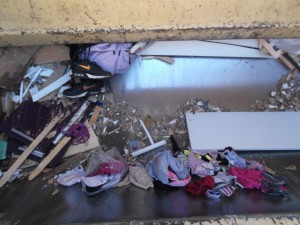 Zarte Frauenlumpen zum Blankwischen der stählernen Müllschüttung!