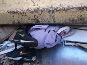 Anstatt von zarten Mädelsfüßen werden die armen Sneaker nun von einem stählernen Pressschild &quot;bearbeitet&quot;.