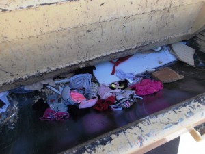 Die fetten Sneaker wurden alle vom Pressschild &quot;mitgenommen&quot;, aber die süße sexy Wäsche &quot;zierte&quot; noch die blanke stählerne Müllschüttung.