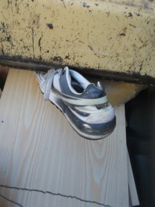 Müll0315 106.jpg (572.27 KiB) 13445 mal betrachtet So fette große Sneaker "betteln" geradezu darum, vom Pressschild erfasst und zerquetscht zu werden!