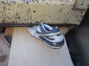 Müll0315 107.jpg (570.43 KiB) 13659 mal betrachtet Eigentlich sind die Schuhe schon kaputt, denn die Fersenkappe wurde schon runtergebrochen.