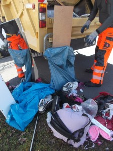 Müll0315 113.jpg (581.8 KiB) 13445 mal betrachtet ... und die Müllmänner luden weiter das restliche Gerümpel ein und trampelten dabei auf den "frisch gepressten" geilen Sachen herum. War ja eh alles nur noch wertloser Dreck! - aber halt auch geilst!