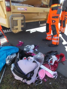 Müll0315 115.jpg (571.15 KiB) 13659 mal betrachtet Es klirrte bei den vielen großen Spiegeln, die nun gepresst wurden. Ich meinte zu einem Orangenen Engel, er müsste doch schon Jahrtausende Pech haben bei seinem Beruf und erfeixte nur: "Wir "Orangenen Engel" haben alle Absolution vom Sperrmüll-Gott bekommen!" Er muss recht haben, denn nur so kann er seinen zerstörerischen Beruf ausüben. Es muss ja Leute geben, die den wichtigen Job erledigen ohne zur Hölle zu fahren!