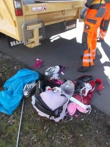 Müll0315 116.jpg (516.7 KiB) 13659 mal betrachtet Ich bin mir echt unschlüssig: Wo hinein passen solche Abfälle besser - und geiler: In den brutalen und pressanten Sperrmüll, oder doch besser in schmutzigem demütigendem Hausmüll in der Restmülltonne?