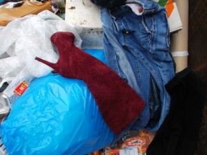 Müll0315 133.jpg (567.48 KiB) 14574 mal betrachtet Schade um den wunderschönen Wildlederstiefel! Den anderen habe ich nicht mehr finden können.