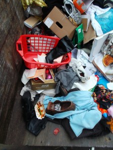 Herzlos zur Mülldeponie gebracht: Handschuhweiche Lederstiefel Originale von "Sex an the city"! Was wohl Pacilove dazu sagen würde: Ein armer Schnulli auf dem dreckigen kalten Stahl in dem riesigen Müllcontainer!