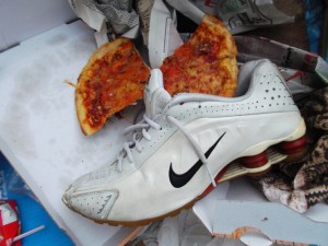Müll0315 136.jpg (534.93 KiB) 14574 mal betrachtet Beinahe wie daheim im Küchenmülleimer: Schuhe und Essensreste zusammen. So schön sauber würden die Sneaks nicht mehr lange bleiben. Spätestens im Müllbunker der MVA ... !