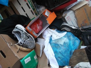 Müll0315 137.jpg (550.22 KiB) 14574 mal betrachtet Müffelige ausgelatschte Laufschuhe im hohen Bogen aus dem Kofferraum noch schnell heraus geschleudert, bevor die Leute wieder losfuhren.