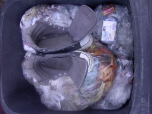 Müll0112 001.jpg (299.99 KiB) 8195 mal betrachtet So wie es sich "gehört", wurden die Chucks ausrangiert: noch brauchbare Schnürsenkel rausgezogen und die stinkenden müllreifen Schuhe gleich runter zum Müll weggebracht!