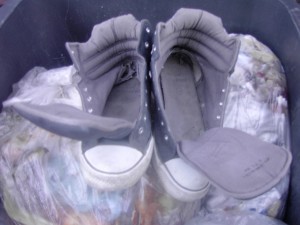Es hat sich noch nicht einmal mehr gelohnt, die Laschen wieder in die Schuhe reinzustopfen. Der draufkommende frische Abfall würde schon die Schuhe zusammensacken lassen.