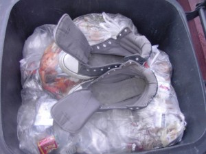 Müll0112 004.jpg (304.36 KiB) 7615 mal betrachtet Geradezu eine "Einladung", seinen Ekelsiff drauf- und reinzukippen.