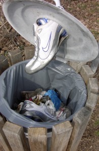Sabsebine01 160.jpg (254.5 KiB) 10566 mal betrachtet Wenn auch fertig ausgelatscht, so waren diese "Shox" eigentlich noch recht sauber.