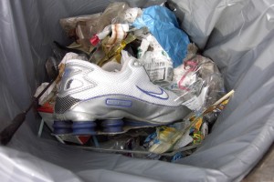 Sabsebine01 161.jpg (277.47 KiB) 10272 mal betrachtet Ein ausgesprochen schönes "Shox"-Modell wartete da auf die Straßenreinigung.