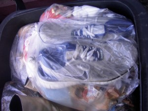 Die Sneakers &quot;Nike Free&quot; von einem Freund Tamaras kam in ihren Küchenmüll und der Dreck wurde ohne Gnade auf die tollen Goldstiefeletten geschmissen.