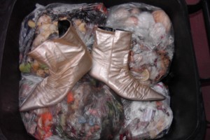 Doch dann stürmte Jessica zu mir und bat mich mit hochrotem Kopf, ob ich nicht ihre Goldstiefel aus der Mülltonne fischen könne, denn sie braucht sie nun doch noch einmal. Was tut man nicht alles?! Dabei wollte ich die doch endlich ... !