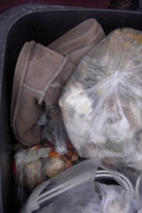 Tamaras nun endgültig ausrangierte Winterstiefelchen von &quot;Björndal&quot;. Ungespitzt stopfte Tamara die in die Mülltonne und den fetten Küchenmüllbeutel gleich drauf.