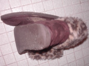 Müll0112 065.jpg (202.8 KiB) 4730 mal betrachtet Erste Nähte und Klebestellen gehen auf und die Sohle ist schon ganz schief abgelaufen; und innen käsig nassgeschwitzt.