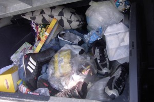 typischer Studentenchaos: Lumpen, Schuhe, Fastfood-Schachteln, Papier und Pappe und kleiner Sperrmüll. Hier wird halt eher weniger gekocht, daher kaum Küchenabfälle aber dennoch Essensreste.