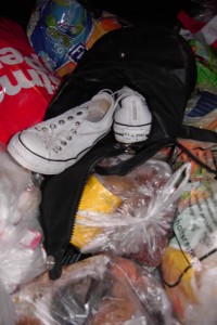 Müll1111 294.jpg (428.99 KiB) 9465 mal betrachtet Die ausrangierte Handtasche wurde als Mülltüte missbraucht. Warum auch leer runter zum Müll tragen?!