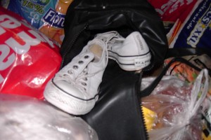 Müll1111 295.jpg (431.84 KiB) 9465 mal betrachtet Geile total verlatschte weiße Leder-Chucks mussten in der Tasche in den Müll. Beinahe nicht entdeckt!