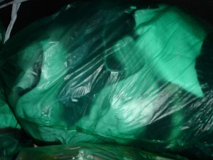 5443.jpg (189.99 KiB) 11620 mal betrachtet gleich zwei volle Säcke mit Kleidung fand sich in einer anderen Tonne. Leider keine Schuhe, dafür Hosen, T-Shirts, Spcken, BH's usw.
