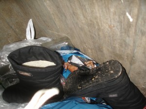 5456.jpg (241.78 KiB) 11620 mal betrachtet Gore-Tex-Shoes von Puma, die schon ein wenig den Tonnengeruch aufgesogen haben und im Inneren einen ordentlich Duft in sich tragen ...gerettet *gg*