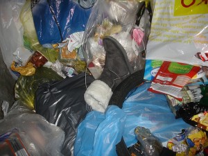 5460.jpg (319.87 KiB) 11620 mal betrachtet ganz süße Fake-UGG-Boots in Gr. 36... ich hab erstmal wild nach dem zweien suchen müssen, der blöd begraben war... doch hab ich ihn gefunden und beide retten können, landeten die in der Tonne für Plastik und Verbundabfälle !?!