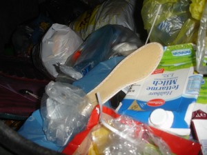 auch neuwertig aussehende Einlagen fanden sich in diesem Container für Verbund- und Plastikabfälle ... irgendwie nicht nachvollziehbar