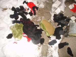 5497.jpg (233.87 KiB) 11243 mal betrachtet Einfach KRASS!! Grüne Plüschhausschuhe + Unterwäsche + BH + ca. 2 Dutzend Paar Socken, darunter 6 Paar von Puma! Gewaschen, optisch wie neu, nach Weichspüler duftend. Wie das alles hier hergekommen ist, bleibt auf ewig ungeklärt. Kurios: wieso wird so etwas so unbedacht entsorgt? :D