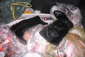 Müll0112 084.jpg (465.54 KiB) 10413 mal betrachtet Zwar nicht mehr warm, aber innen noch feucht und herrlich duftend, konnte ich diese fertigen Stiefel retten!