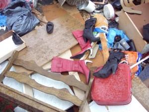 Müll1011 070.jpg (156.58 KiB) 10721 mal betrachtet Die Regentropfen platschten immer mehr auf das feine und makellose Leder.