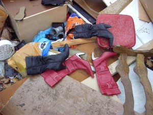 Müll1011 071.jpg (127.89 KiB) 10721 mal betrachtet Wie kann nur eine Frau solch schöne und top erhaltene edle und interessante Hingucker-Stiefel auf einer dreckigen und stinkenden Müllkippe so herzlos zurück lassen?