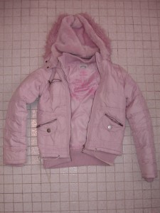 Müll0212 007.jpg (338.39 KiB) 6607 mal betrachtet So schade um die süße Girly-Jacke, aber die wurde gnadenlos ausrangiert.