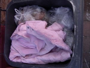 Müll0212 011.jpg (271.96 KiB) 6604 mal betrachtet Liegt die Jacke nicht süß und unschuldig in unserer Mülltonne?