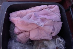 Müll0212 012.jpg (297.58 KiB) 6604 mal betrachtet Niemals könnte ich meinen Dreck auf eine solch süße Girly-Jacke schmeißen. Der Gedanke war unerträglich für mich.