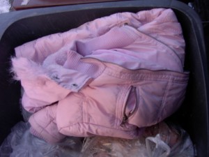 Müll0212 013.jpg (219.06 KiB) 6604 mal betrachtet Es kostete mich Überwindung, den Mülltonnendeckel über der noch nach der Trägerin duftenden Jacke zu schließen und sie ihrem schmutzigen Schicksal zu überlassen, aber die Jacke ist genauso Abfall wie der ganze andere Dreck in unserer Mülltonne!