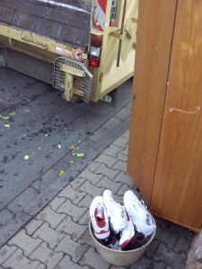 Müll1011 032.jpg (280.86 KiB) 8519 mal betrachtet Gleich würde auch hier der Bürgersteig wieder leer sein!