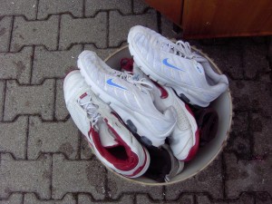 Müll1011 033.jpg (158.64 KiB) 9245 mal betrachtet Unfassbar: Gleich würden die optisch makellosen Turnschuhe zu verschrammten Möbeln und verpinkelten, durchgerittenen Matratzen gepresst werden.