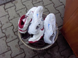 Müll1011 035.jpg (156.51 KiB) 9245 mal betrachtet Die Müllwerker liefen schon zum Schrank direkt nebendran. Gleich waren auch die Turnis "fällig".