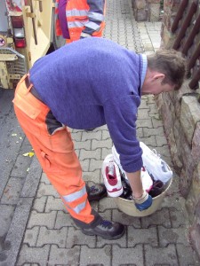 Müll1011 036.jpg (327.48 KiB) 8274 mal betrachtet In den schmutzigen Händen eines Orangenen Engels.