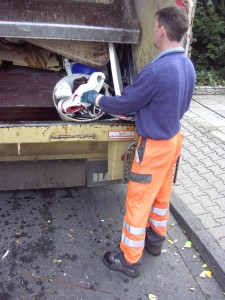 Müll1011 037.jpg (315.11 KiB) 8274 mal betrachtet Ohne Umschweife ins Pressmüllauto, denn heute ist noch viel zu tun.