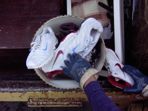 Müll1011 039.jpg (121.21 KiB) 8599 mal betrachtet Das Gerümpel noch mit den Arbeitshandschuhen festgehalten, damit die zum Sperrmüll verurteilten Turnschuhe nicht mehr "abhauen" können.