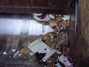 Müll1011 057.jpg (138.66 KiB) 8774 mal betrachtet Dieser Anblick lässt die Turnschuhe so aussehen was sie auch in Wirklichkeit sind: Auf ihren Brennwert reduzierter Haushaltsabfall!